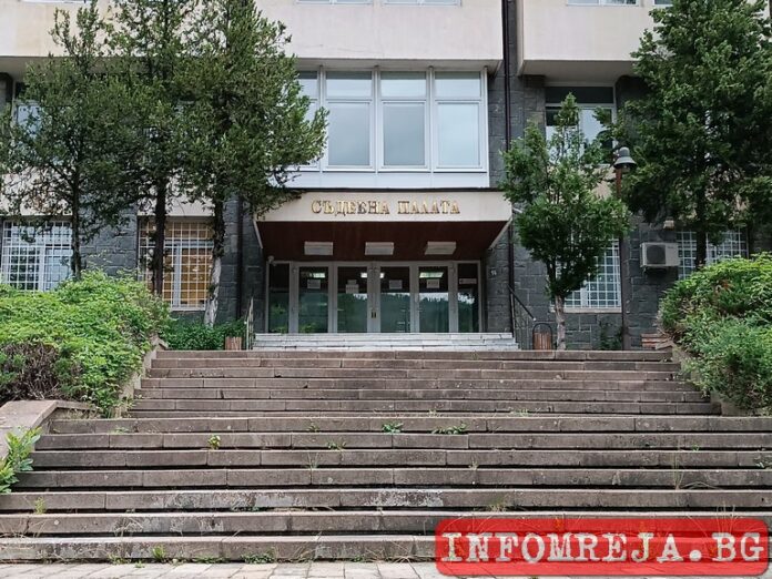 Млад мъж счупи носа на дядо си заради 15 лв.