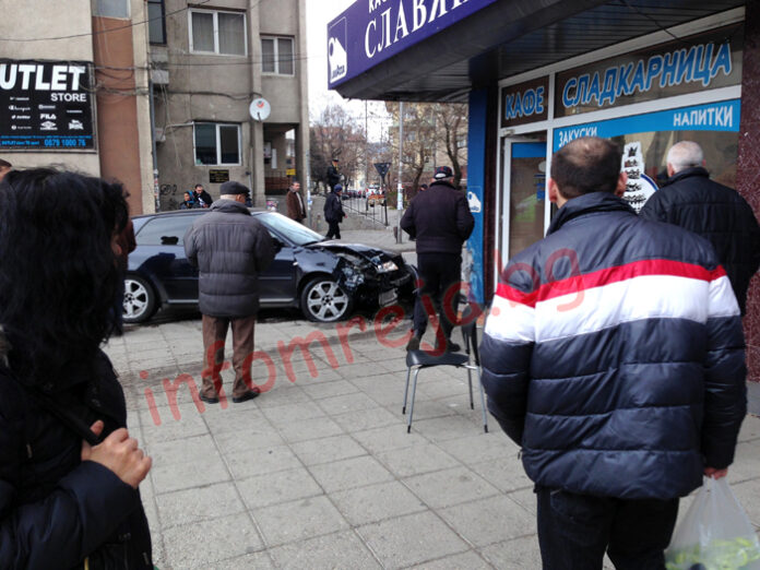 Млада шофьорка се заби с 