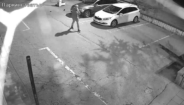 Младеж чупи огледало на кола в Благоевград