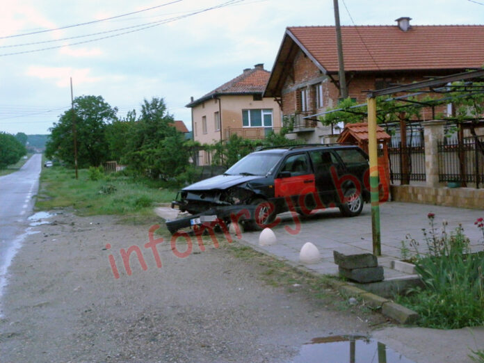 Младеж се блъсна челно в паркиран автомобил