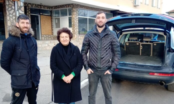 Младежи дариха хранителни продукти на 23-ма жители на Яхиново