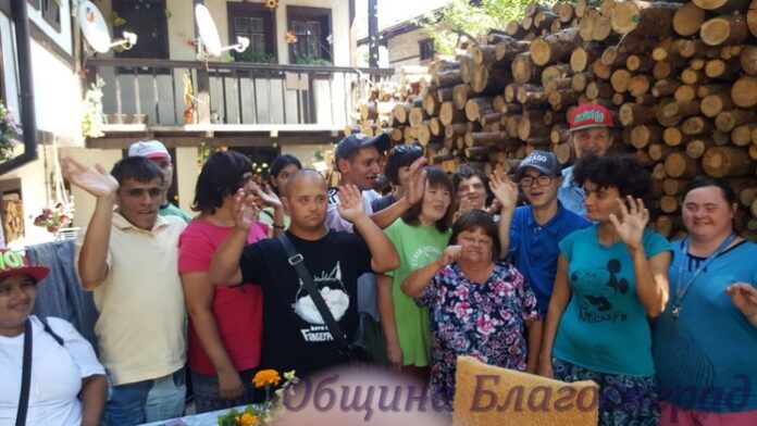 Младежи и девойки от 