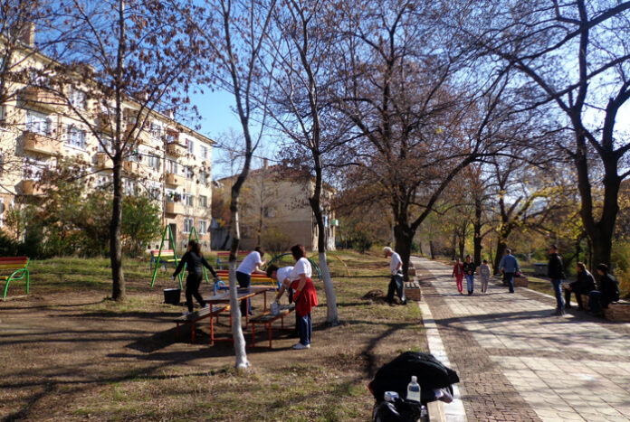 Младежи освежиха алея и детска площадка за празника на Бобов дол