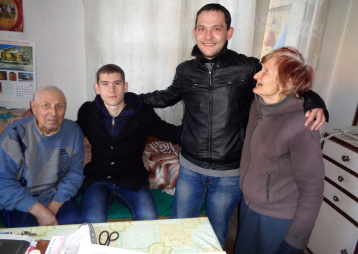 Младежи от БСП дариха плодове на възрастни социалисти за Коледа