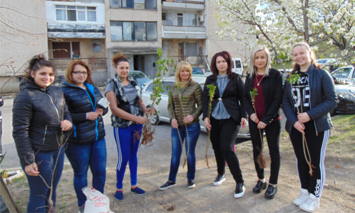 Младежи от ГЕРБ-Бобов дол засадиха 20 фиданки в Седмицата на гората