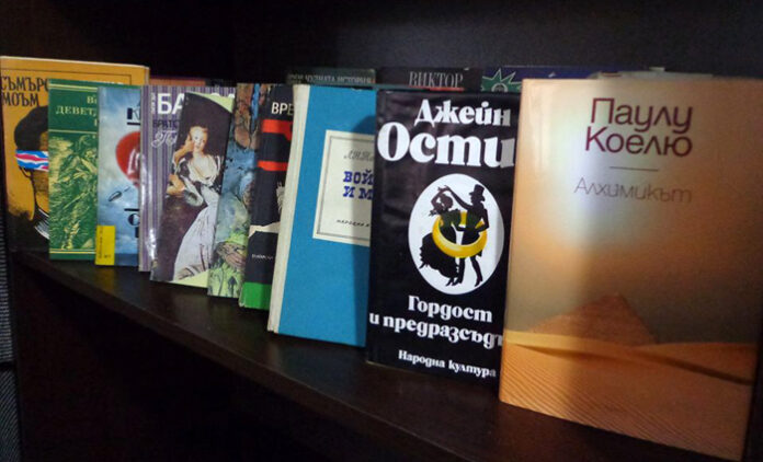 Младежи от ГЕРБ даряват книги на читалища