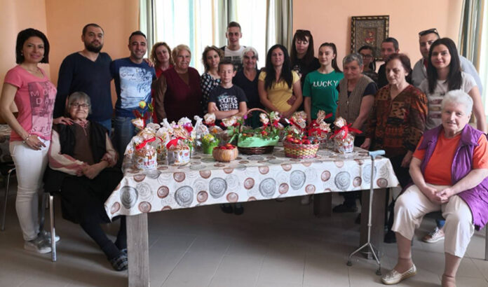 Младежите от БСП зарадваха с козунаци и боядисани яйца обитателите на Дома за възрастни хора в Гоце Делчев
