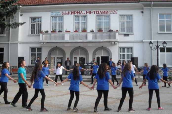 Младежкият клуб за ООН в Сатовча чества 15-годишен рожден ден