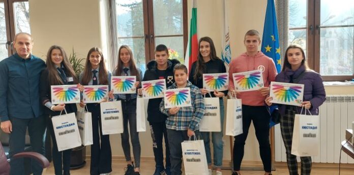 Млади доброволци с грамоти от кмета Петър Паунов