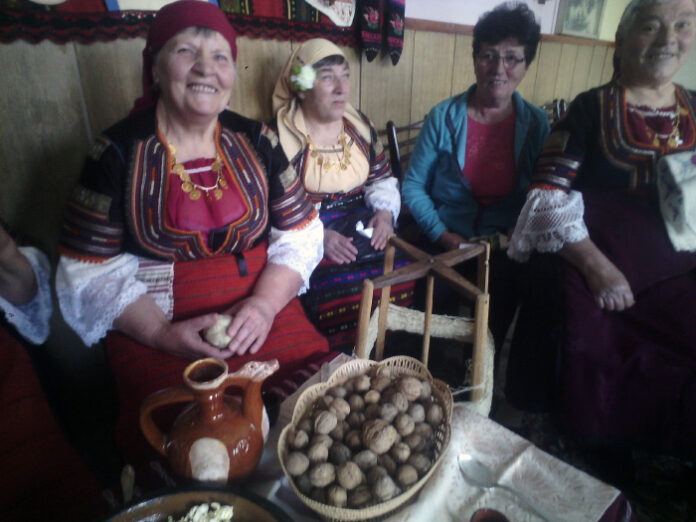 Млади и стари се събраха на седянка в село Слокощица