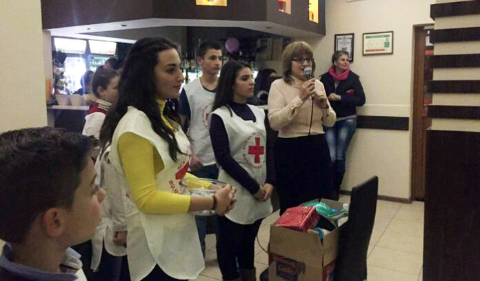 Младите червенокръстци от Огняново начело с кмета Димитрия Гюрова организираха Бабинден за снахите и бабите от селото