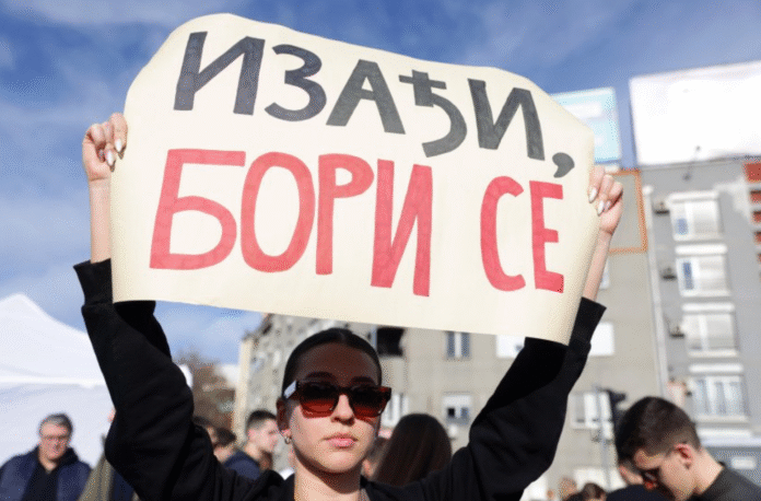 Многохиляден протест в Сърбия блокира за 24 часа международен път