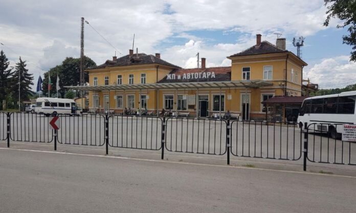 Множество подобрения на автогарата в Дупница