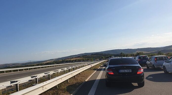 Множество сигнали за катастрофи на километричната опашка край Дупница