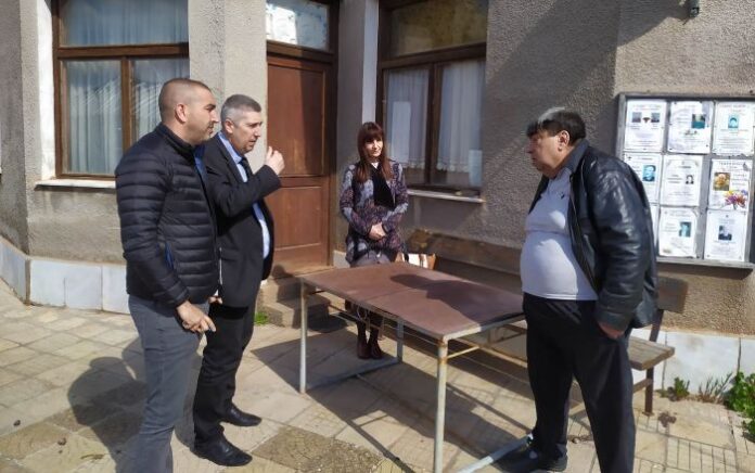 Мобилни екипи на полицията посетиха селата в Трънско