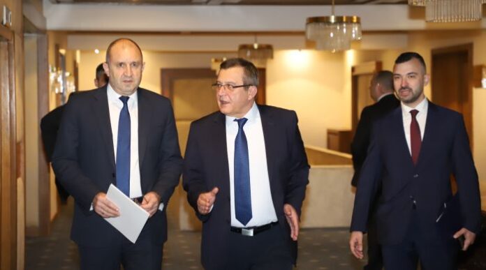 МОН: Ще предложим промени в учебните програми