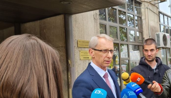 МОН: Срещу министър Денков не е извършено физическо посегателство