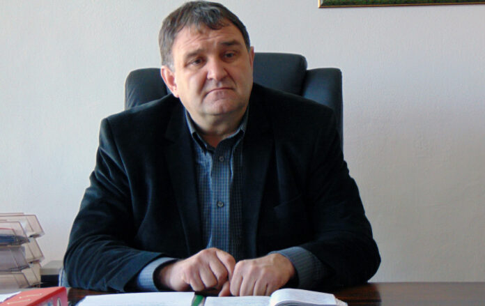 Монтираха ново въже на влека на ски писта 