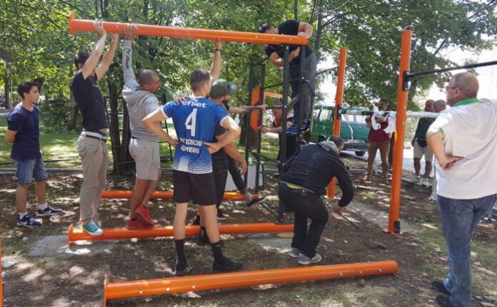 Монтираха първото професионално стрийт-финес съоръжение в Дупница