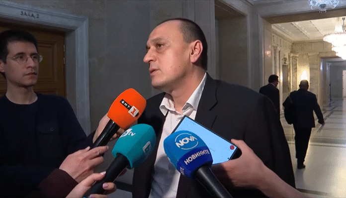 Монтират нови знаци на пътя при Телиш