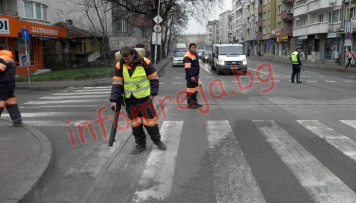 Монтират преградни пана за пешеходците по „Джеймс Баучер“