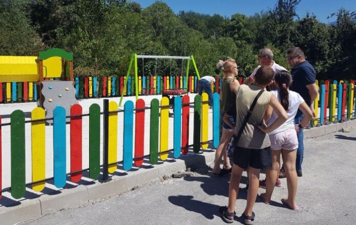 Монтират съоръженията на новата детска площадка в ж.к. „Елица“