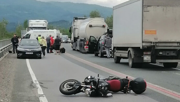 Моторист пострада след удар с камион на Е-79