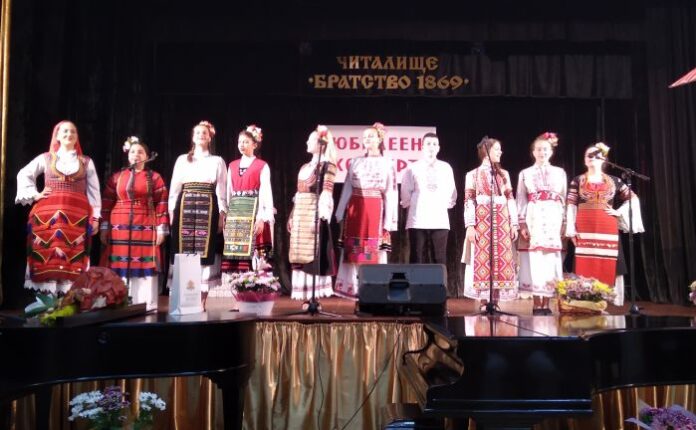 Музикален четвъртък с Фолк – Арт формация в Кюстендил