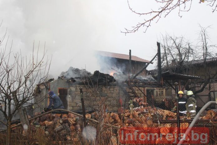 Мъж изгоря в дома си при пожар