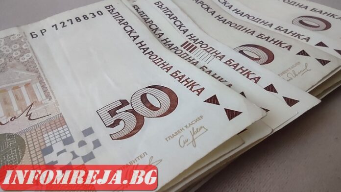 Мъж остави 3 700 лв. на капака на колата си