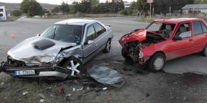 Мъж пострада при челен удар между два автомобила край Благоевград