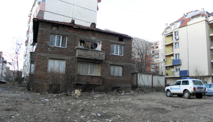 Мъж се наръга в общинската къща
