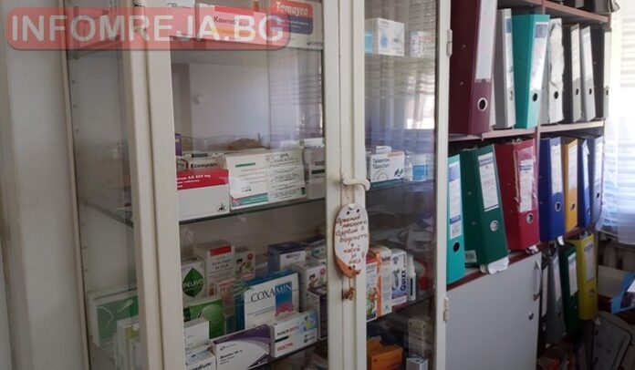 Мъж вилня с метална тръба в аптеката на Ботевградската болница