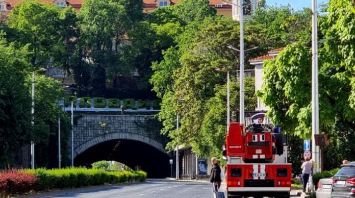 Мъж заплашва да се хвърли от тунела в Пловдив