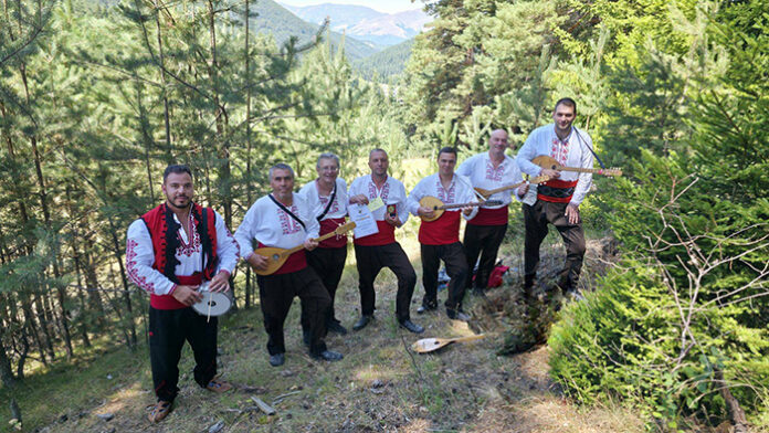 Мъжката фолклорна група „Якорудски мерак“ с първо място на събора в Копривщица