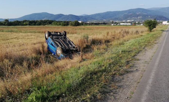 Мъртво пиян водач се обърна по таван на пътя Ябълково – Кюстендил