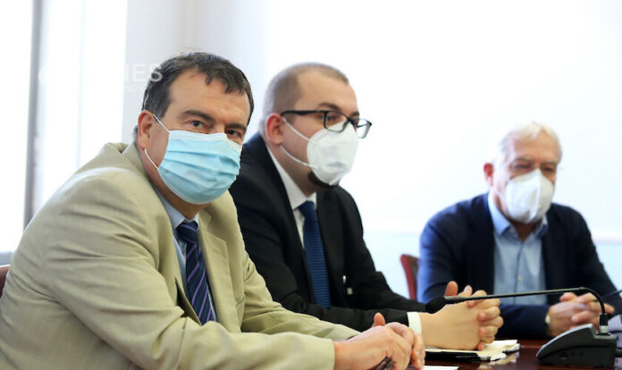 МЗ дава на прокуратурата доставките на респиратори