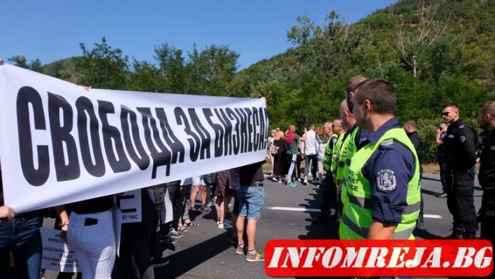 МЗ: Протести не могат да спрат разпространението на вируса