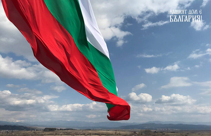На 38 м височина край Разлог се развява нов трибагреник