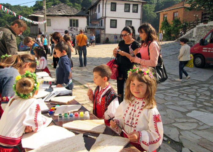 На Еньовден: Десетки браха билки и посрещнаха изгрева край китното село Делчево