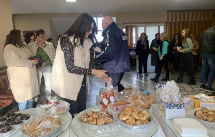 На Коледен базар: Полицаите от Кюстендилско събраха над 2400 лв. за децата на загинали колеги