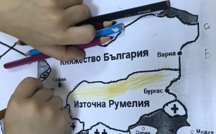 На музейна работилница в Кюстендил: Деца изработват картите на Княжество България