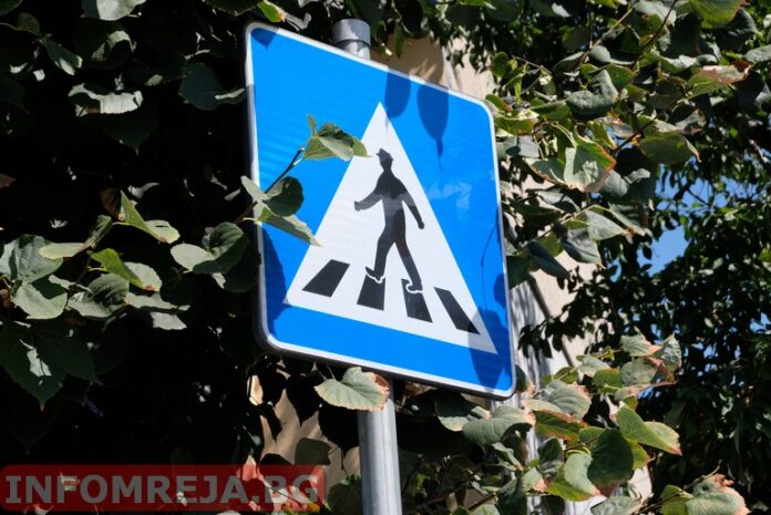 На пешеходна пътека блъснаха майка с двете и момиченца - близначки