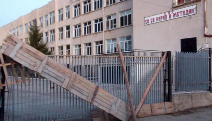 Над 1 000 учебника на турски език откриха в училището в Брезница