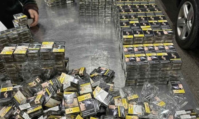 Над 130 000 къса контрабандни цигари в леки коли откриха на 