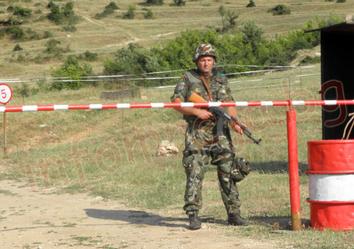 Над 150 военни с бойна техника разиграха 