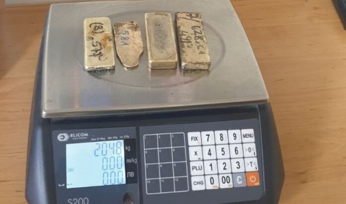 Над 2 кг златни отливки по тялото на пътничка откриха митничари на Лесово