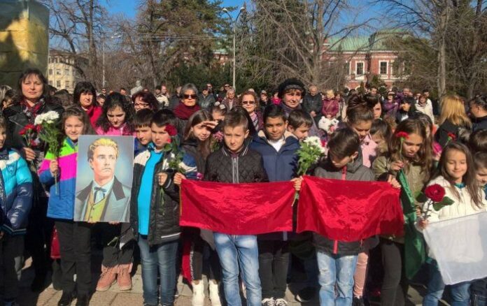 Над 200 деца от училища и детски градини се преклониха пред Апостола в Кюстендил