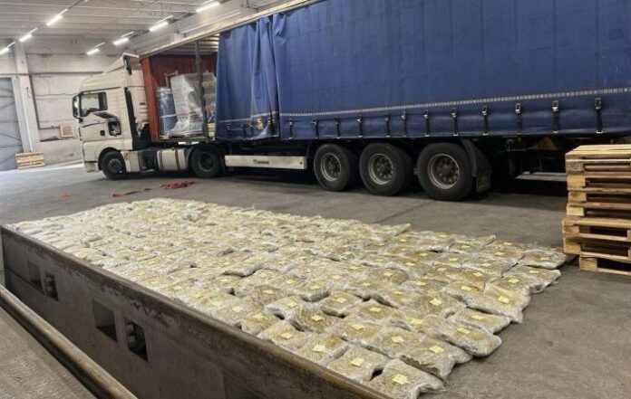 Над 240 кг наркотични вещества задържаха митнически служители при специализирана операция