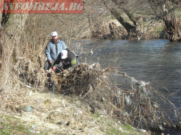 Над 300 доброволци начело с кмета Ревански почистиха река Места